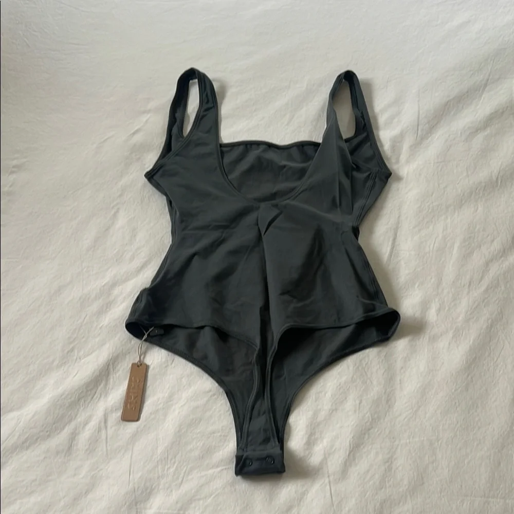 SKIMS - FITS EVERYBODY SQUARE NECK BODYSUIT - Picture 3 of 4